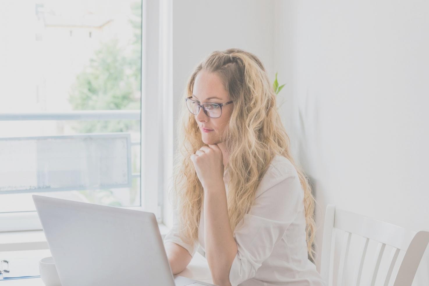Profesionales trabajando en estrategias financieras innovadoras
